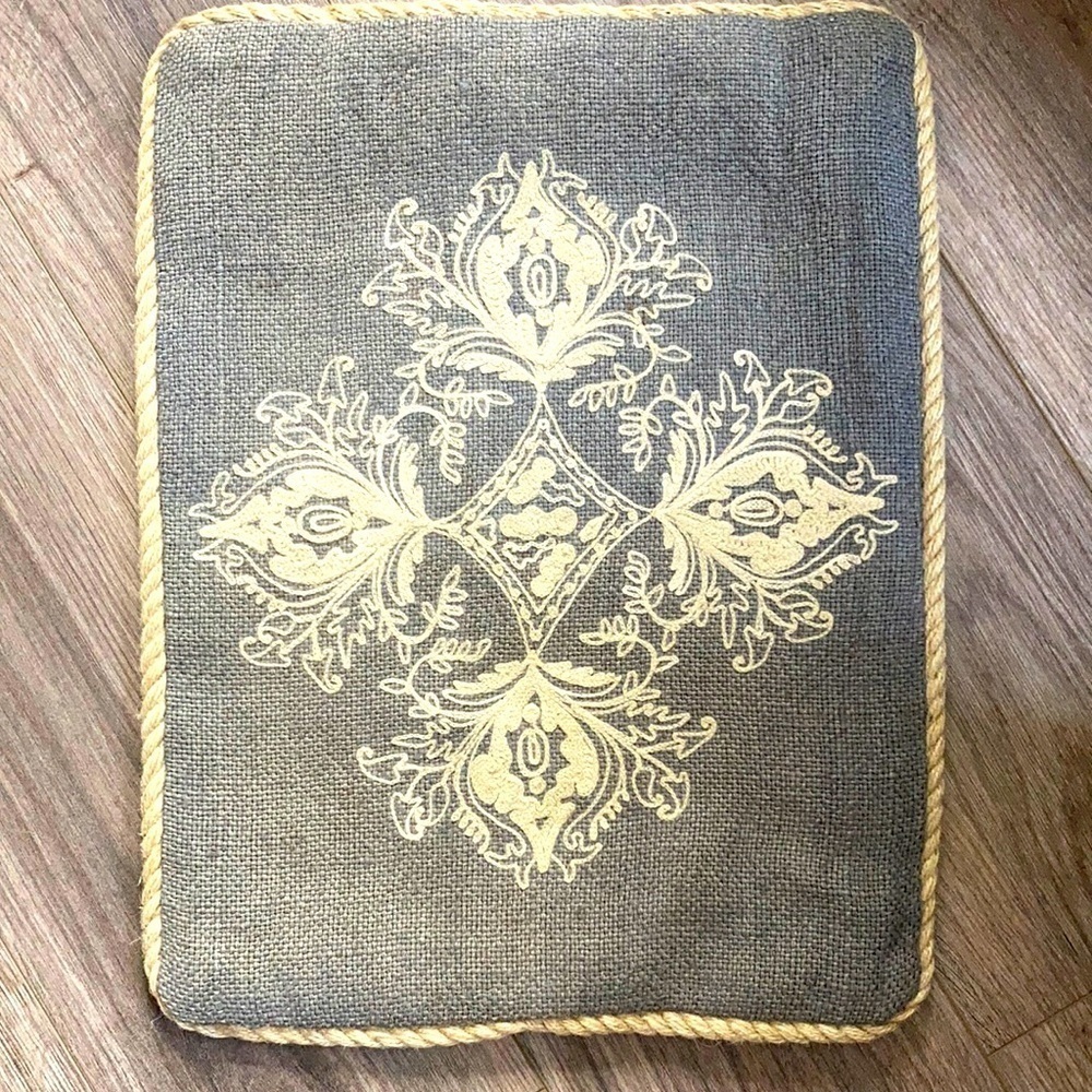 𝅺ARNAUS embroidered gray / beige pillowcase . Made in India .